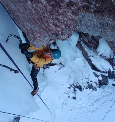 Escalada en hielo en Pirineos, cascada Frigo dedo en Formigal