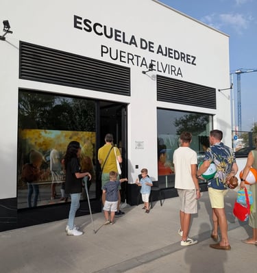 Actividad en el Club Ajedrez Puerta Elvira en Granada  Alumnos entrenando ajedrez en Granada  Entren