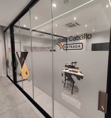 Clases de ajedrez para niños en Granada  Niños jugando ajedrez en el club de Granada  Grupo infantil