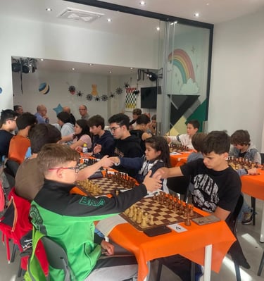 Entrenamiento de ajedrez de competición en Granada  Jugadores del club en torneo de ajedrez en Grana