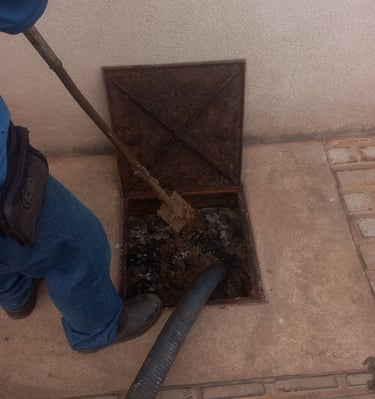 Desentupimento de esgoto e limpeza de caixa de gordura em Cuiabá - Equipe técnica da Atlanta Limpa F