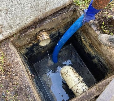 Desentupimento de esgoto e limpeza de caixa de gordura em Cuiabá - Equipe técnica da Atlanta Limpa F