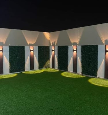 عشب صناعي مع اضاءة ساحرة