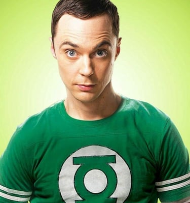 Sheldon com camiseta do lanterna verde