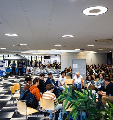vue d'ensemble des atliers lors de l'événement harc'Event. COllégiens et professeurs et intervenans 