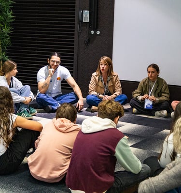 Photos d'un atelier sur le vivre ensemble pour lutte contre le harcèlement scolaire. Eleve assis 