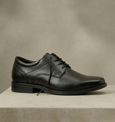 Zapato de vestir de cuero negro, con cordones y una suela fina y elegante