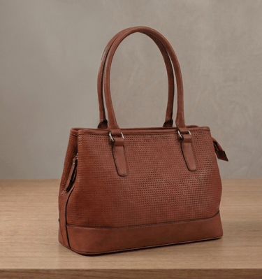 Cartera tono marrón arcilla con textura microperforada en el panel principal