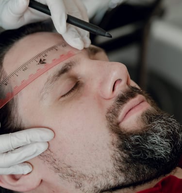 Permanente make-up voor mannen: natuurlijke wenkbrauwverbetering in Alphen.