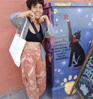 Mujer posando usando pantalón hippie boho bohemio color ladrillo