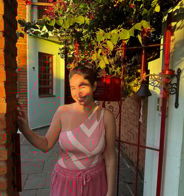 Clara Coelho em seu espaço, o Recanto Clara em Barão Geraldo. A síntese da formação na Índia e Japão