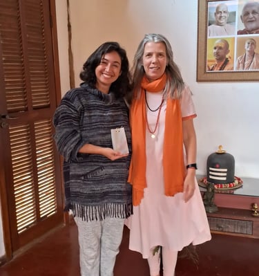 Clara Coelho com sua mestra na Índia. Reconhecimento e linhagem tradicional no Recanto Clara