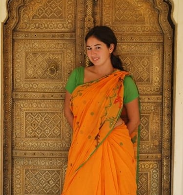 Clara Coelho em templo na Índia durante sua formação. Sabedoria oriental aplicada no Recanto Clara