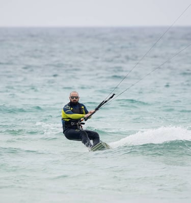 UN PRATICANTE DI KITESURF IN AZIONE