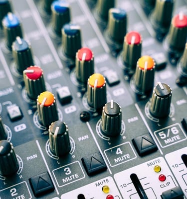 une console de mixage sonore avec une table de mixage