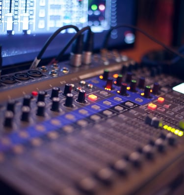 une console de mixage sonore avec une table de mixage