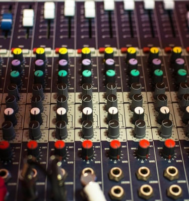 une console de mixage sonore avec une table de mixage