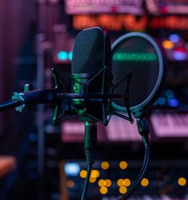 un microphone dans un studio d'enregistrement