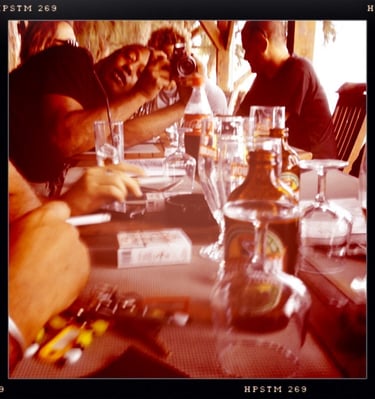 Pause Repas Tournage Pub Réunion Richard Richardson prend la photo