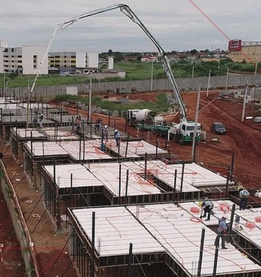 Varias casas sendo concretadas as lajes protendidas