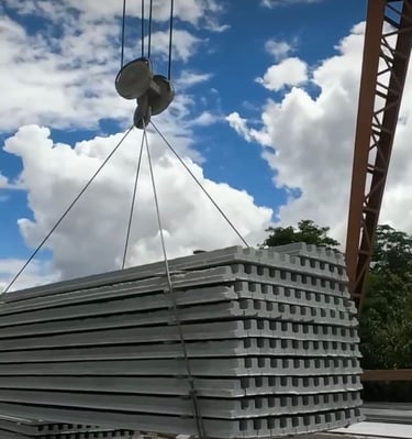 uma pilha de lajes protenddas sendo preparadas para a entrega