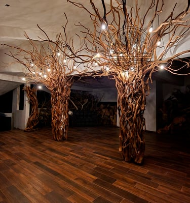 Habitación con dos arboles exóticos con luces