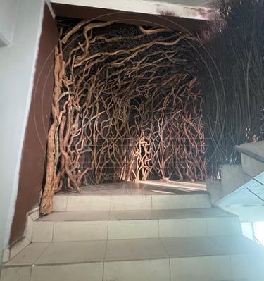 Túnel con ramas exóticas