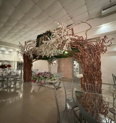 Salón de eventos con un arco exótico