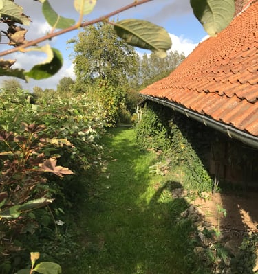l'appenti à l'arrière de la longère