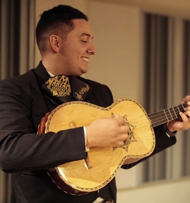 Mariachi band en Montreal tocando vihuela en serenata mexicana