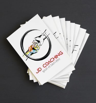 Tas de cartes de visite posé sur une table