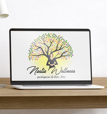 Ordinateur portable posé sur un bureau en bois clair et ouvert avec l'image d'un logo avec une femme
