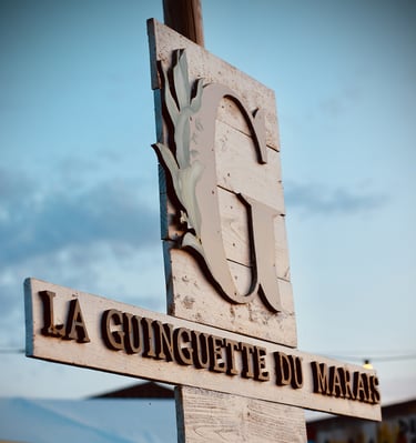 Photo d'un panneau en bois de l'entrée de la Guinguette des marais à Batz sur Mer