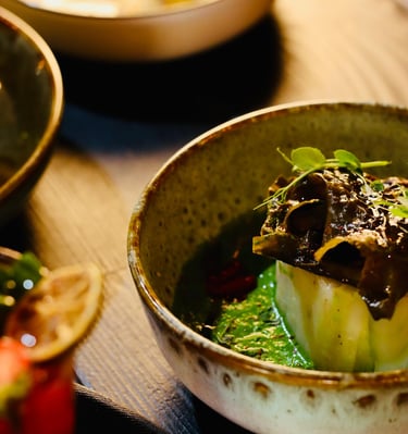 Gros plan d'un bol avec un plat de poisson et d'algues et une sauce épaisse verte