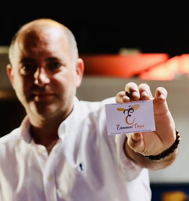 Homme en chemise blanche qui tend le bras pour présenter sa carte de visite