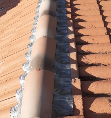 Closoir ventilé faite en tuiles canal coloris silvacane avec la pose de crochets tempétes