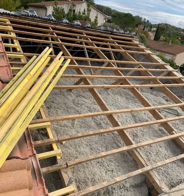 Enlévement de tuiles sur une toiture et pose de nouveaux liteaux pour la pose de nouvelles tuiles 