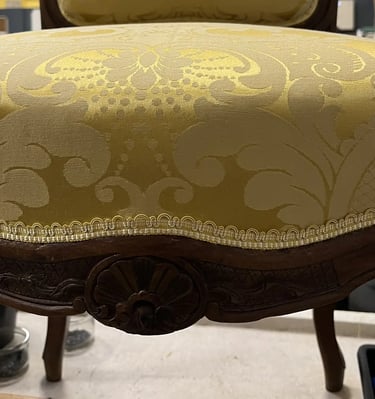 Détail d'une chaise Louis XV avec brocard de soie jaune et galon crête jaune et blanc