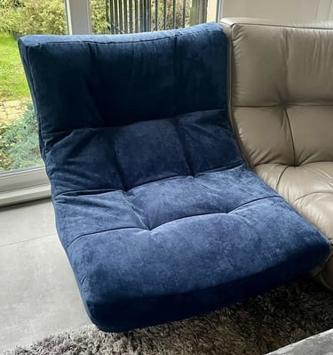 Fauteuil chauffeuse Chateau d'Ax couvert de velours bleu
