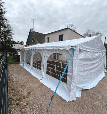 tente de réception blanche, sur un parking pour réception