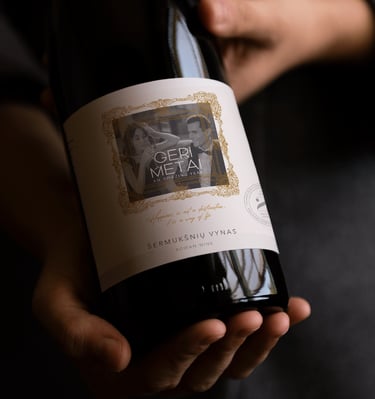 wine label on a dark bottle, label has an illiustrstion of picture frame and a photo design