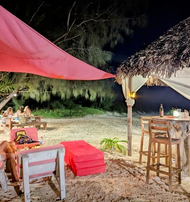 Espace restaurant et lounge de l’hôtel Ocean Lodge à Sakalava Diego-Suarez Madagascar en bord de mer