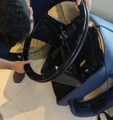 Técnico realizando conserto de poltrona reclinável elétrica Lafer em domicílio – Tapeçaria ACM