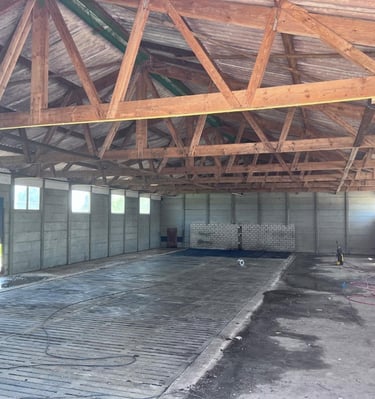 Ontruiming en reiniging van een oude koeienschuur in Noord Holland