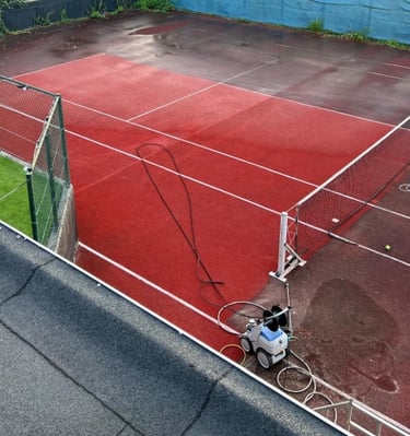 Reiniging van een prive tennisbaan in de Haarlemmermeer