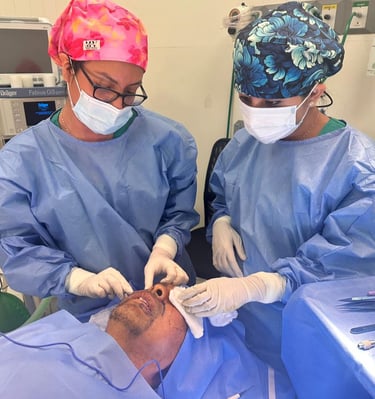 Dra. Lilyan-Marissel - Cirugía-Plástica-y-Estética-sala-operaciones-blefaroplastia-rejuvenecimiento