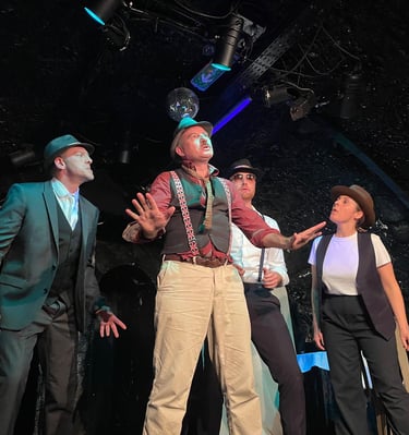Élèves Comic Academy reprenant les Monty Python — théâtre comique Paris