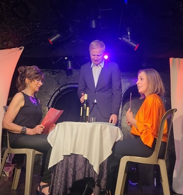 Élèves Comic Academy reprenant les Monty Python — théâtre comique Paris