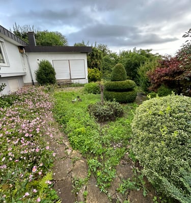 Überblick auf unaufgeräumten udn ungepflegten Garten. Keine Beetpflege. Keine Form und kein Schnitt