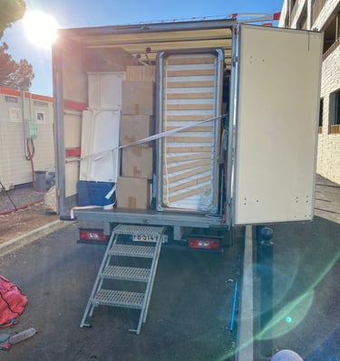 Camionnette pleine de meubles emballés